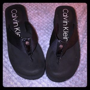 🖤Calvin Klein wedge flip flops